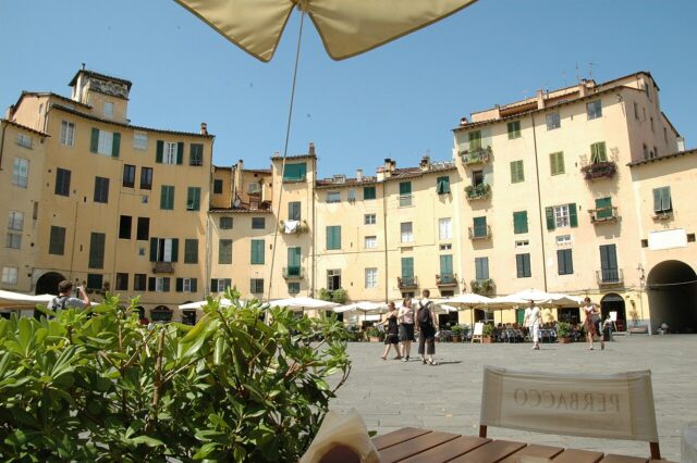 Piazza_dell'Anfiteatro_(Lucca)_-_panoramio